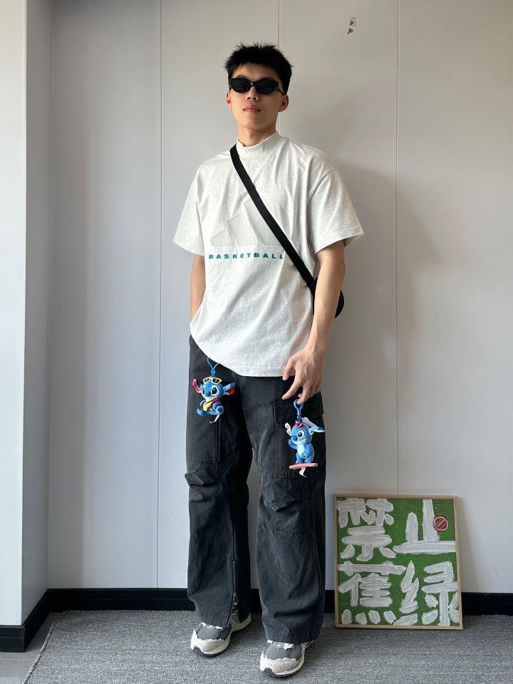 浅灰色口袋短袖搭配黑色直筒休闲裤